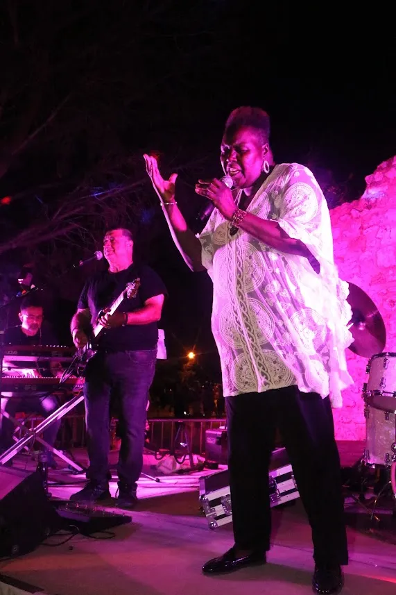 Nicole Mendy en live