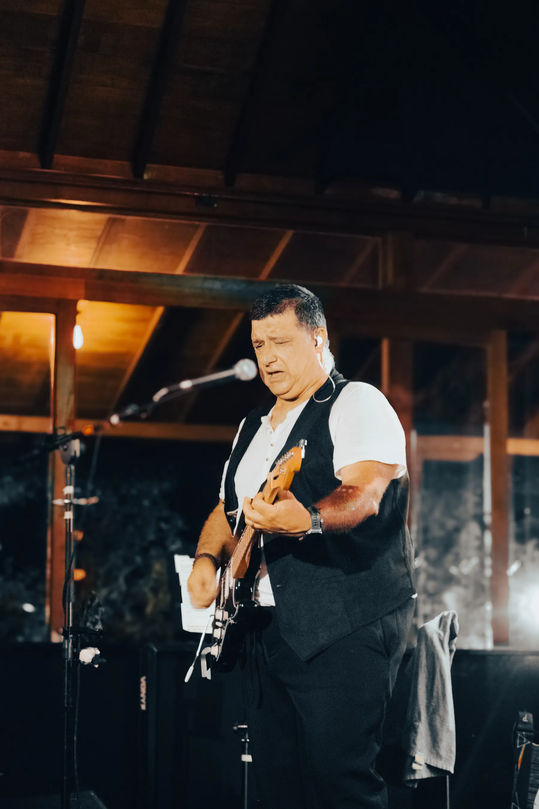 Tony Gagliano à la guitare